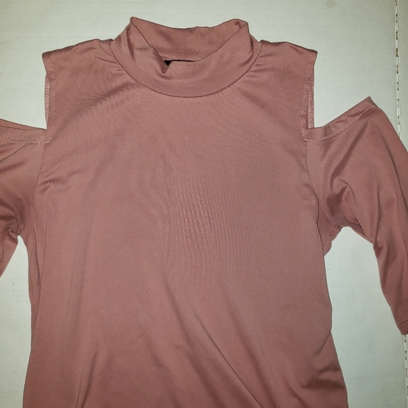 Cold shoulder top - Picture 2 of 2
